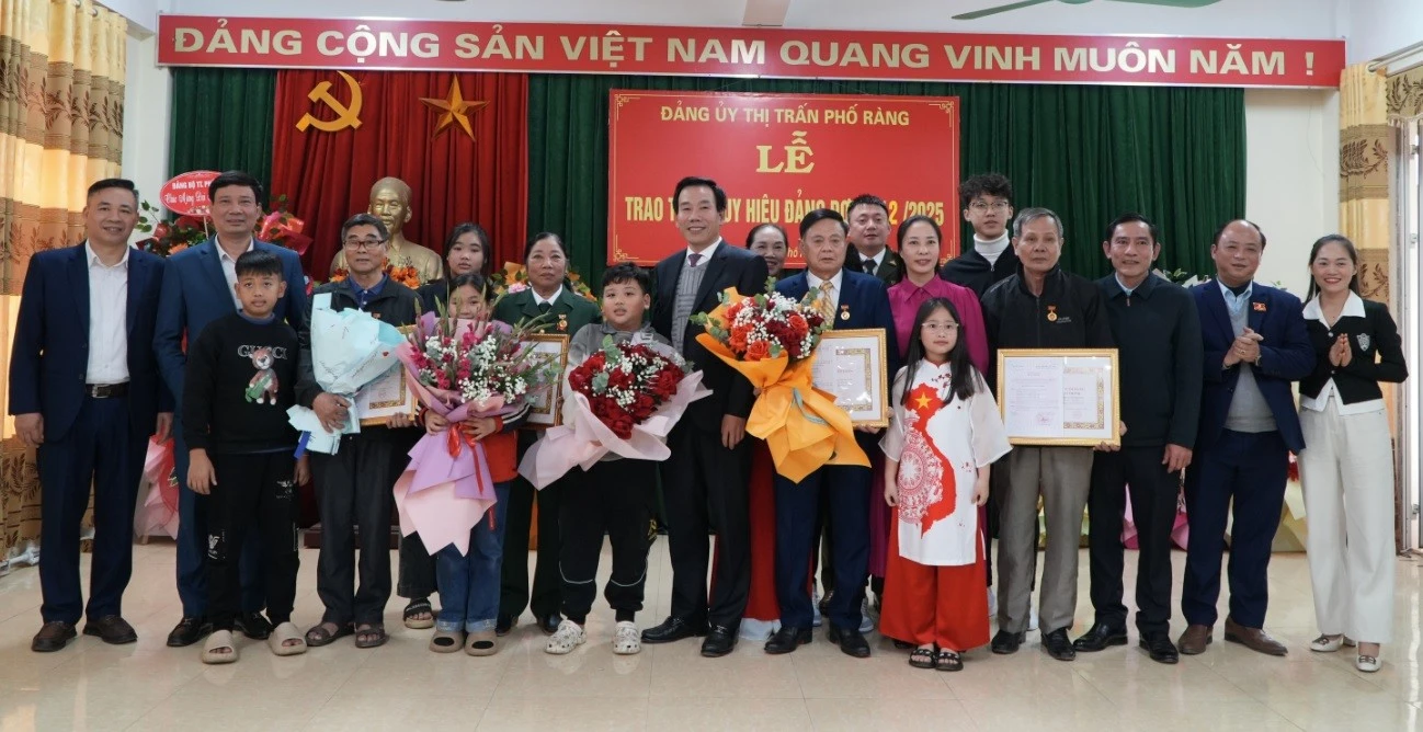 truong-ban-tuyen-giao-tinh-uy-trao-huy-hieu-dang-va-chup-anh-cung-cac-dang-vien-than-nhan-dang-vien.jpg