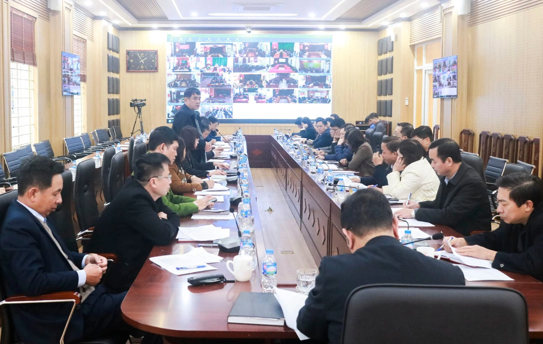 quang-canh-cuoc-hop.jpg