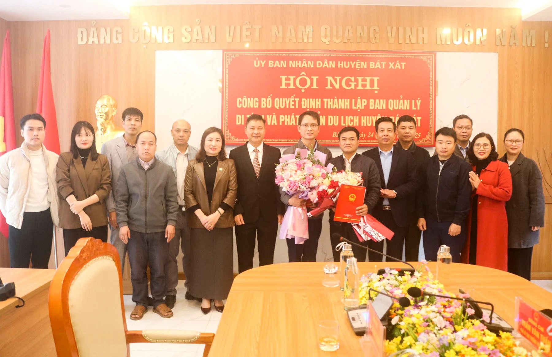 thanh-vien-ban-quan-ly-ra-mat-hoi-nghi.jpg