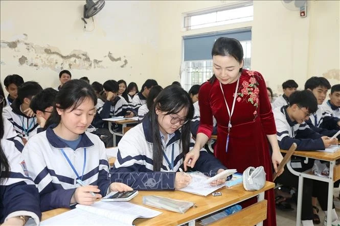 Giáo viên giúp học sinh ôn tập kiến thức. Ảnh minh họa: Bích Huệ/TTXVN