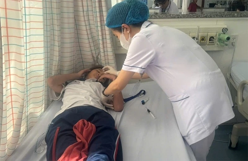 Một bệnh nhân nghi ngộ độc sau khi ăn bánh mì được chăm sóc, điều trị tại Bệnh viện Vũng Tàu. Ảnh: Vietnamnet