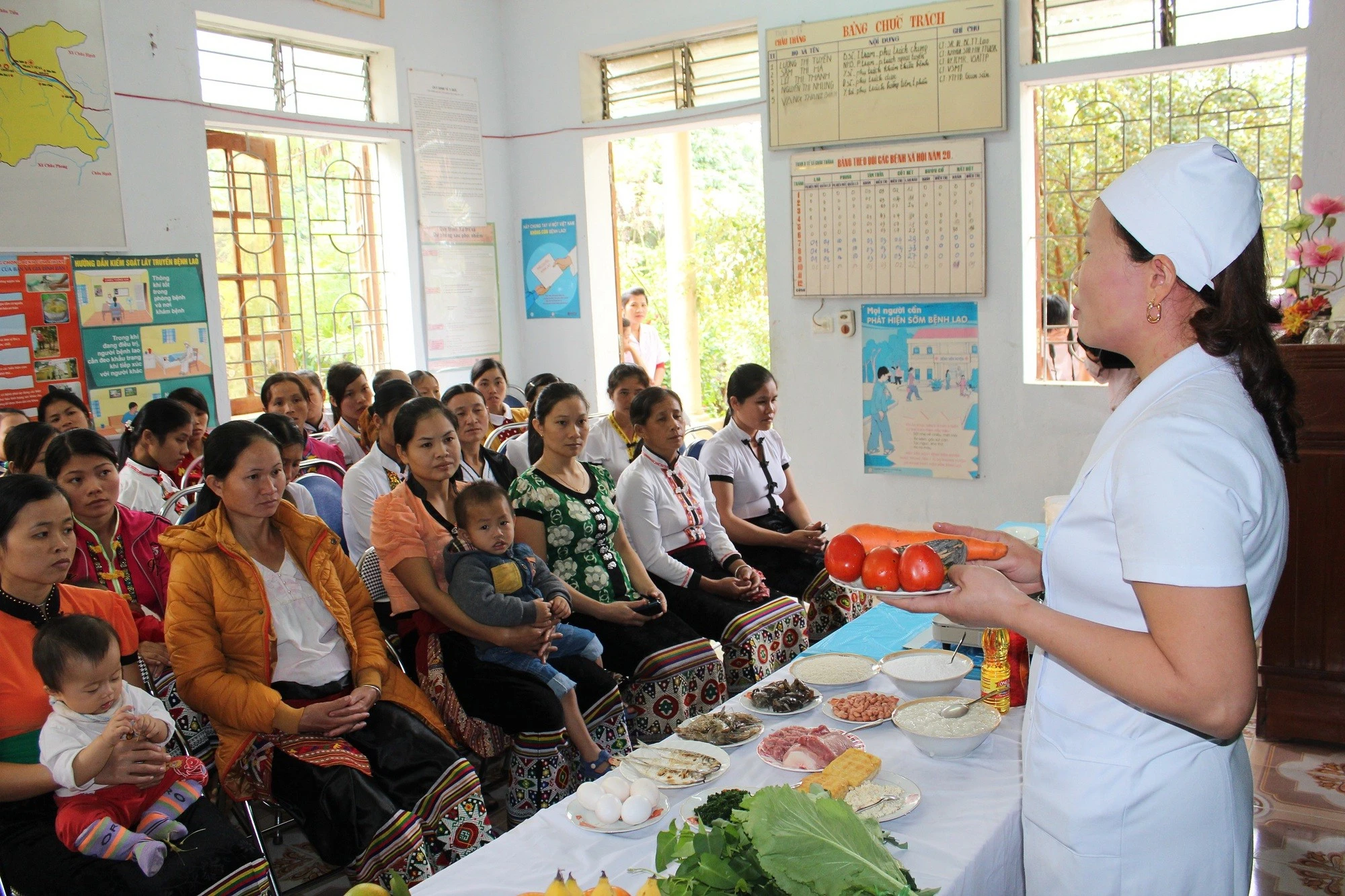 Nhân viên y tế tư vấn dinh dưỡng cho bà con tại trạm y tế xã Câu Thắng - Huyện Quỳ Châu, tỉnh Nghệ An.