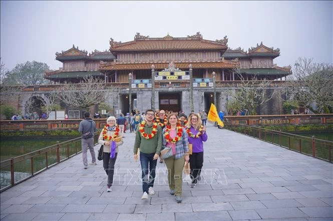 Du khách vào tham quan Quần thể di tích Cố đô Huế trong dịp đầu năm mới 2025.