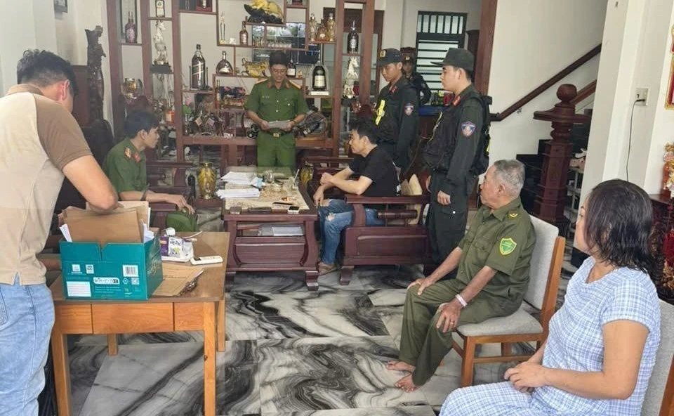 Lực lượng Công an Kiên Giang thi hành lệnh bắt quả tang, khám xét khẩn cấp nơi ở của đối tượng Nguyễn Đăng Khoa.
