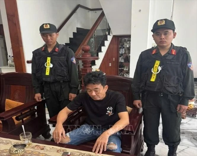 Lực lượng Công an Kiên Giang thi hành lệnh bắt quả tang, khám xét khẩn cấp nơi ở của đối tượng Nguyễn Đăng Khoa.