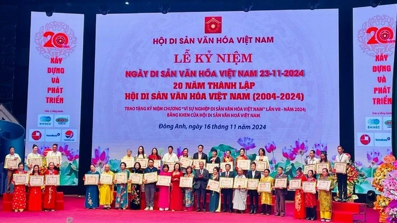 Trao tặng Kỷ niệm chương “Vì sự nghiệp Di sản văn hóa Việt Nam” và Bằng khen của Hội Di sản Văn hóa Việt Nam.