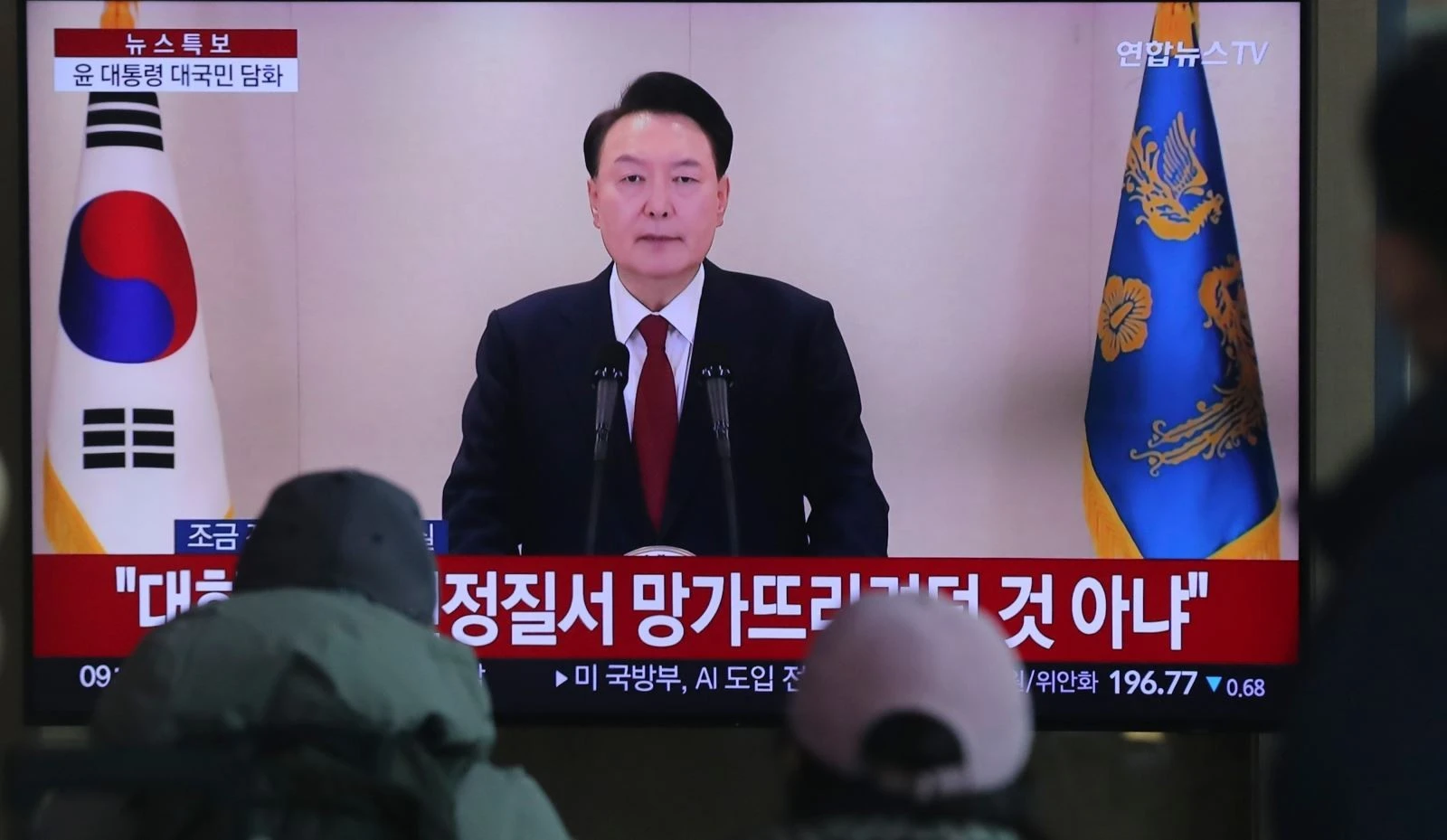 Người dân theo dõi bài phát biểu trên truyền hình của Tổng thống Hàn Quốc Yoon Suk Yeol, tại Seoul, Hàn Quốc, ngày 12/12/2024. Ảnh: THX/TTXVN