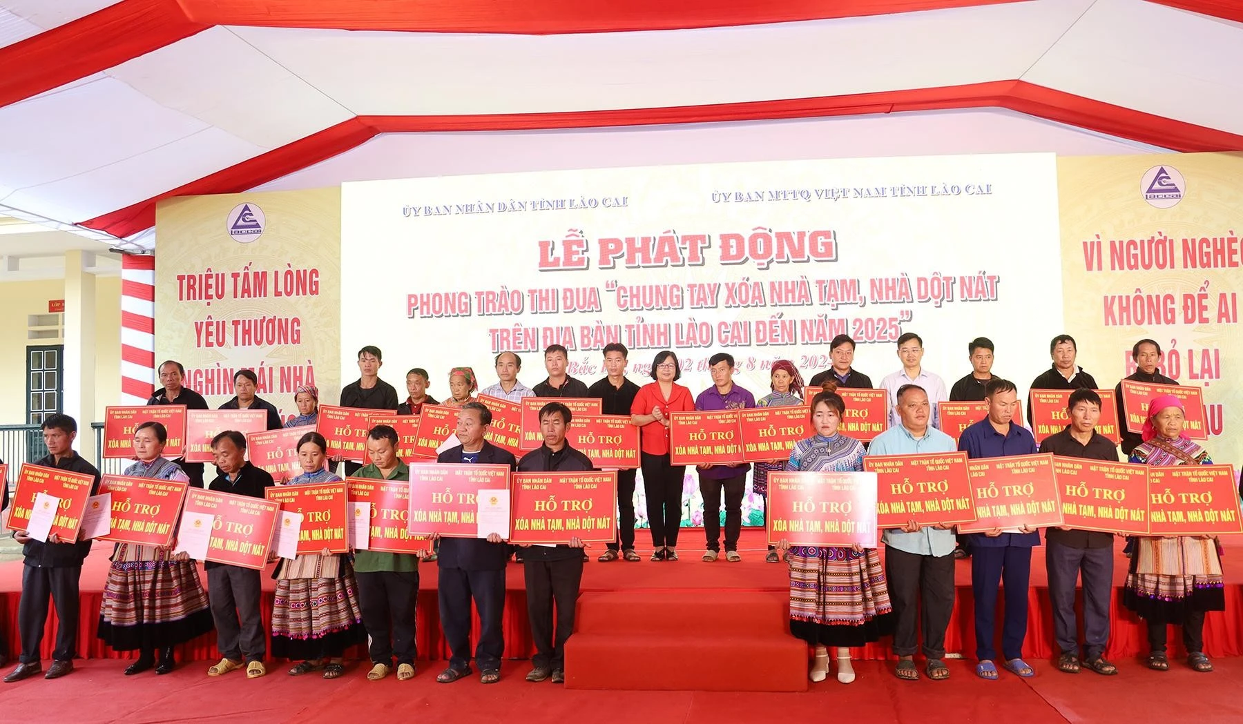 lanh-dao-huyen-bac-ha-trao-giay-chung-nhan-quyen-su-dung-dat-va-kinh-phi-ho-tro-lam-nha-cho-cac-ho-dan.jpg