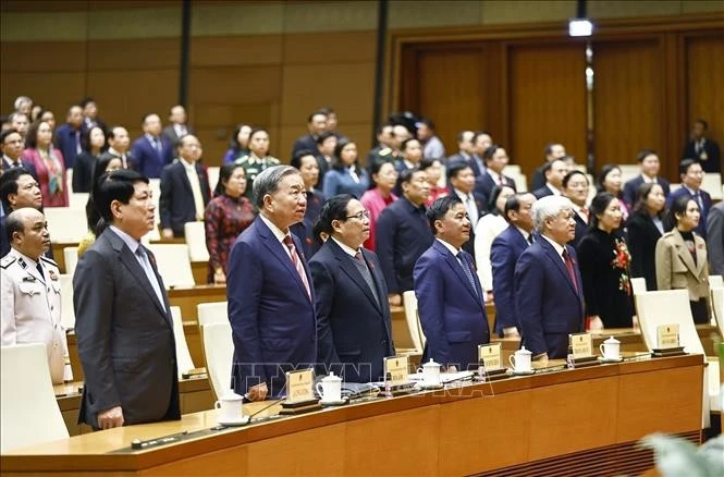 Tổng Bí thư Tô Lâm, Chủ tịch nước Lương Cường, Thủ tướng Phạm Minh Chính và các đồng chí lãnh đạo, nguyên lãnh đạo Đảng, Nhà nước, đại biểu thực hiện nghi thức chào cờ Phiên bế mạc. Ảnh: Doãn Tấn/TTXVN