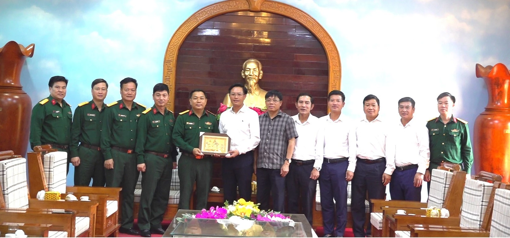 doan-cong-tac-huyen-bao-yen-tham-hoi-dong-vien-can-bo-chien-sy-su-doan-316.jpg