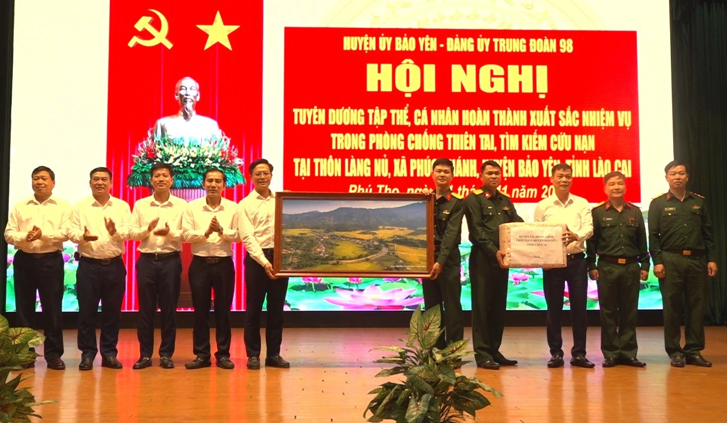 doan-cong-tac-huyen-bao-yen-tang-qua-trung-doan-98-su-doan-316.jpg