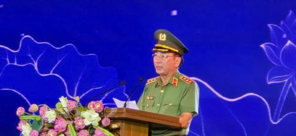 Thượng tướng Trần Quốc Tỏ, Ủy viên Trung ương Đảng, Thứ trưởng Bộ Công an phát biểu tại Lễ khánh thành Tượng đài "Bác Hồ về thăm quê".