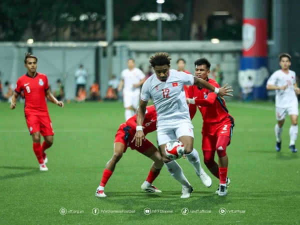 Nguyễn Xuân Son bị các hậu vệ Singapore kèm rất chặt trong trận này. Ảnh: VFF.