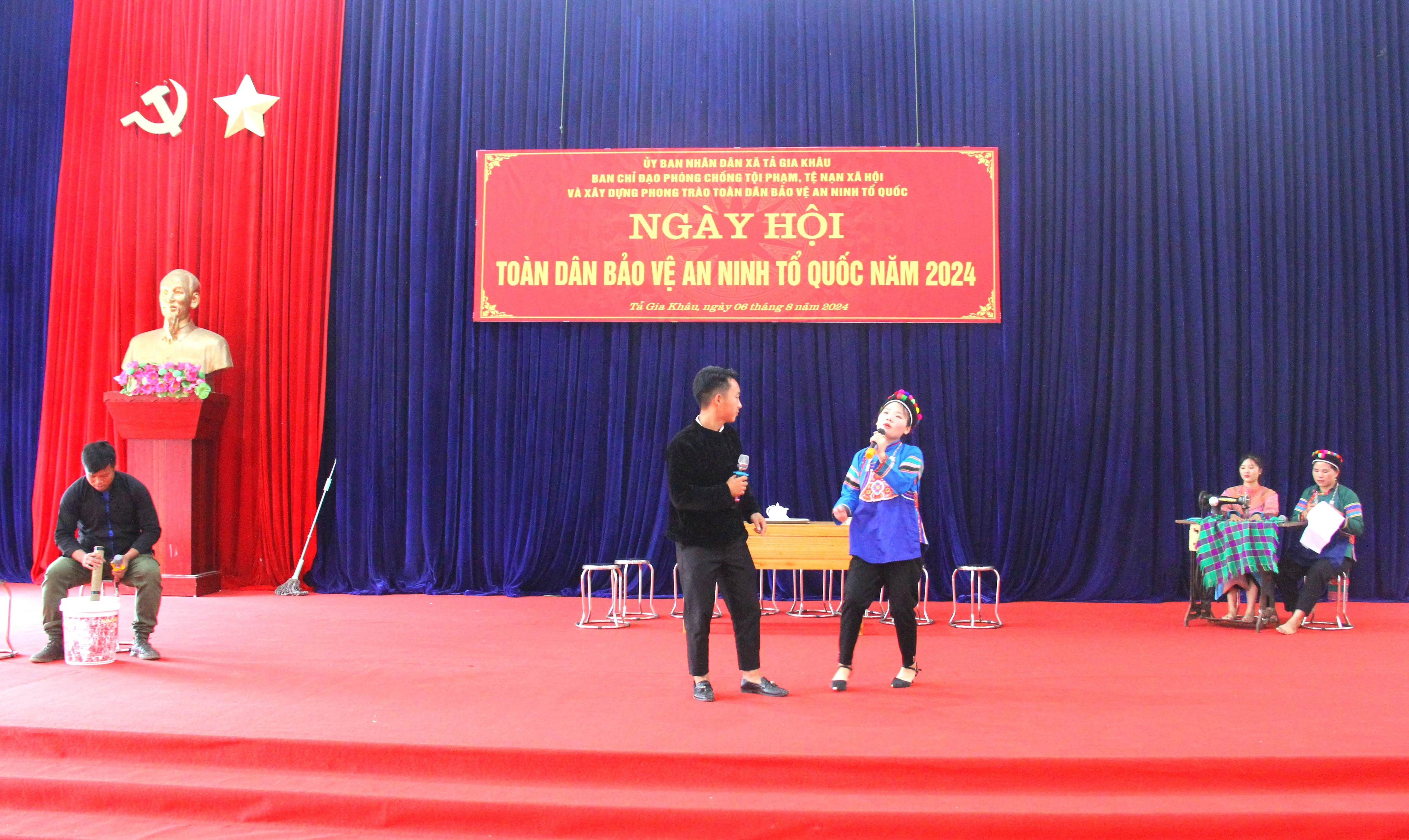 Diễn tiểu phẩm tuyên truyền tại ngày hội.