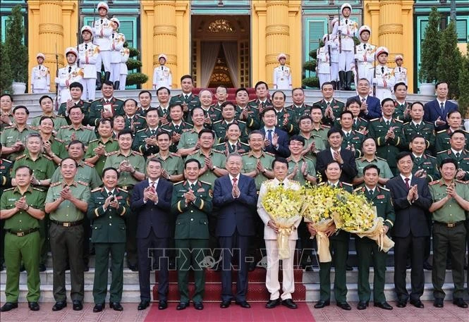 Tổng Bí thư, Chủ tịch nước Tô Lâm, Bí thư Quân ủy Trung ương với các đồng chí lãnh đạo Bộ Quốc phòng và Bộ Công an. Ảnh: Lâm Khánh/TTXVN