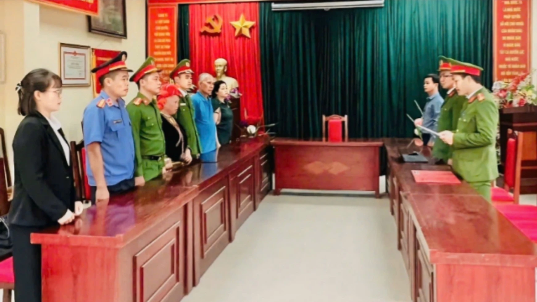 anh-1-cong-an-huyen-van-ban-thi-hanh-lenh-bat-bi-can-trieu-thi-tin-de-tam-giam-ve-hanh-vi-giet-nguoi-7943.jpg