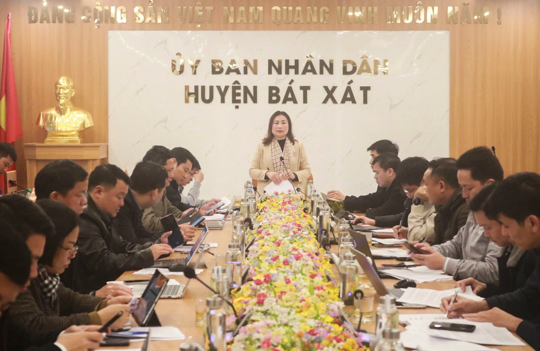 pho-chu-tich-ubnd-huyen-ban-thanh-thao-ket-luan-hoi-nghi.jpg
