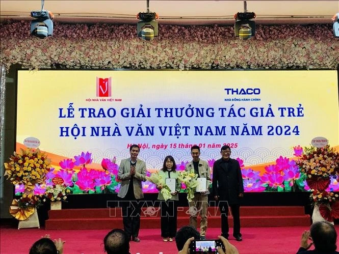 Ban tổ chức trao Giải thưởng Tác giả Trẻ năm 2024 cho các tác giả đạt giải.