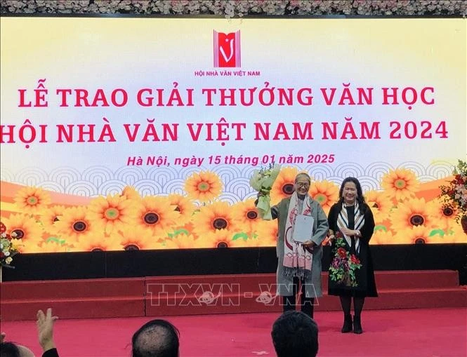 Ban tổ chức trao Giải thưởng Nhà văn nữ ấn tượng năm 2024 cho tác giả Đỗ Thị Tấc (Lai Châu).