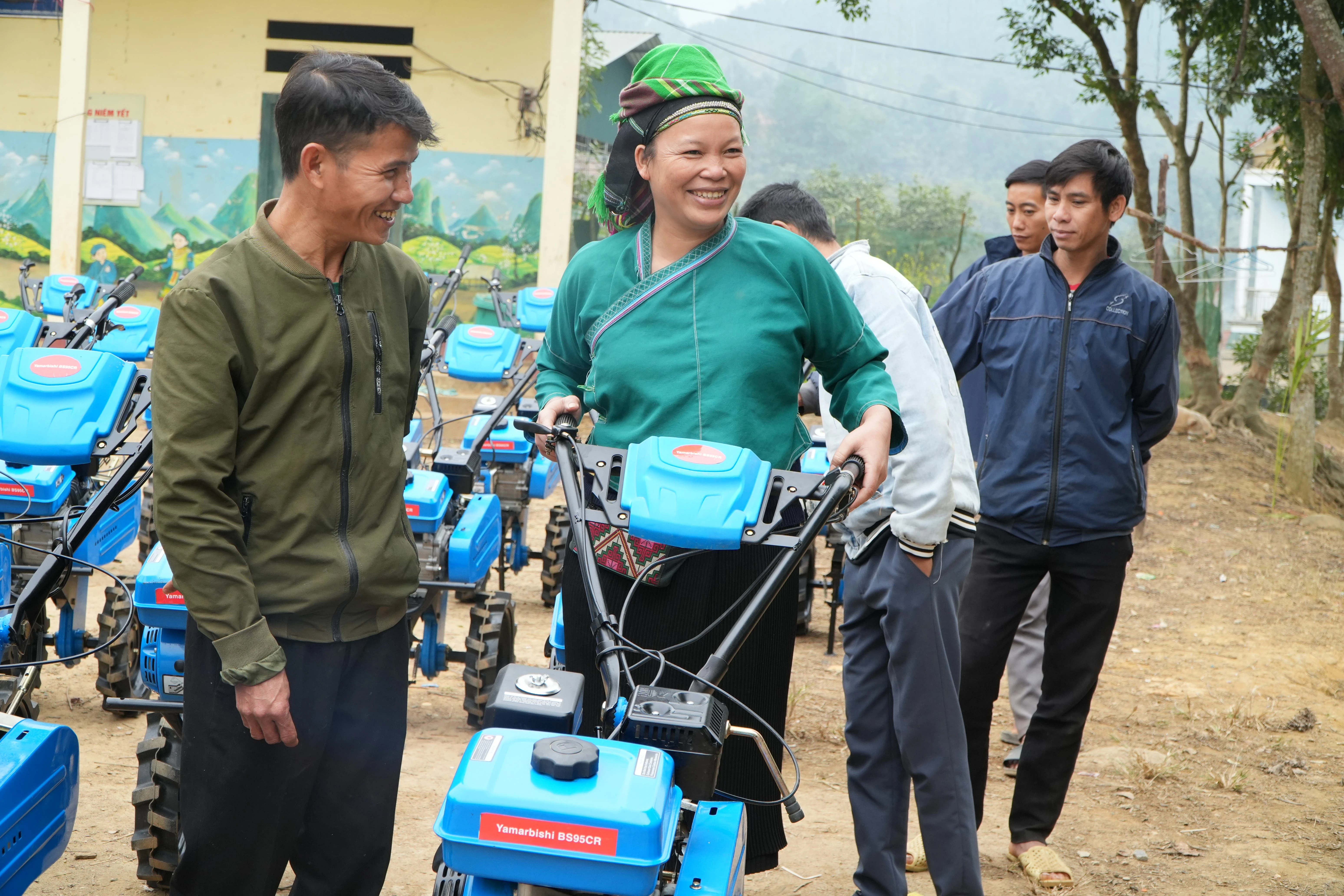 ba-con-nguoi-dan-toc-thieu-so-phan-khoi-khi-duoc-nhan-may-nong-nghiep.jpg