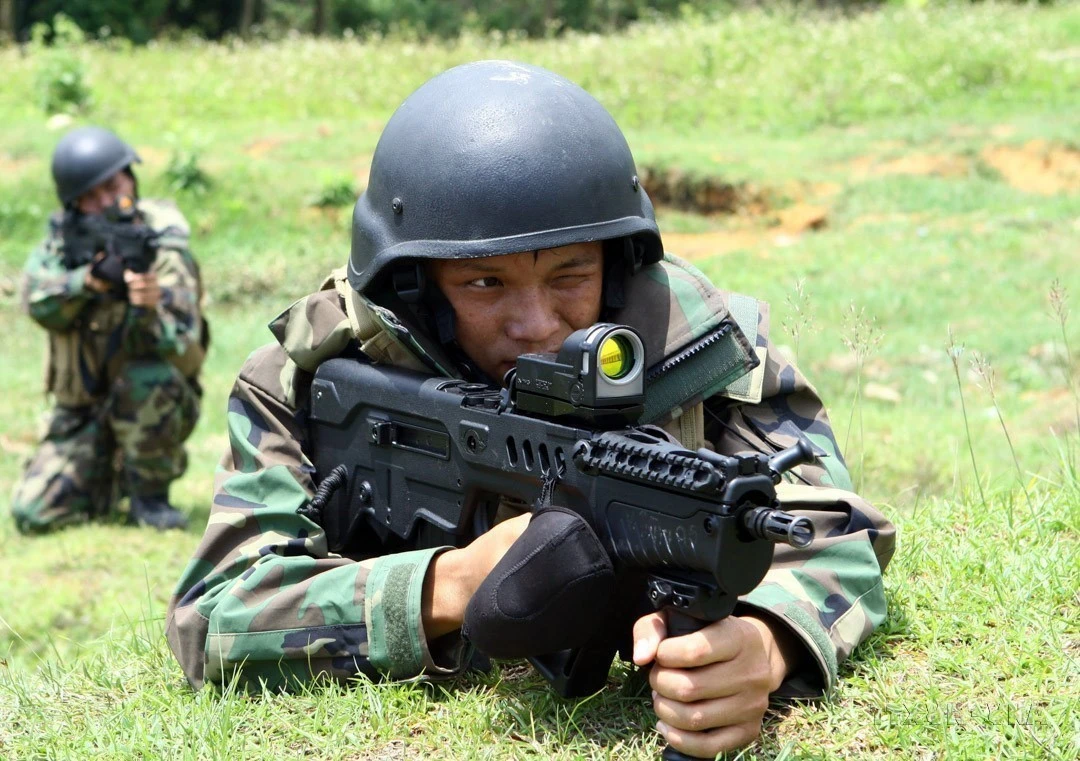 Chiến sĩ Lữ đoàn 174 (Quân chủng Hải quân) được trang bị nhiều loại vũ khí, quân trang hiện đại có thể tác chiến hiệu quả cả ngày và đêm trong mọi tình huống, thời tiết khắc nghiệt.