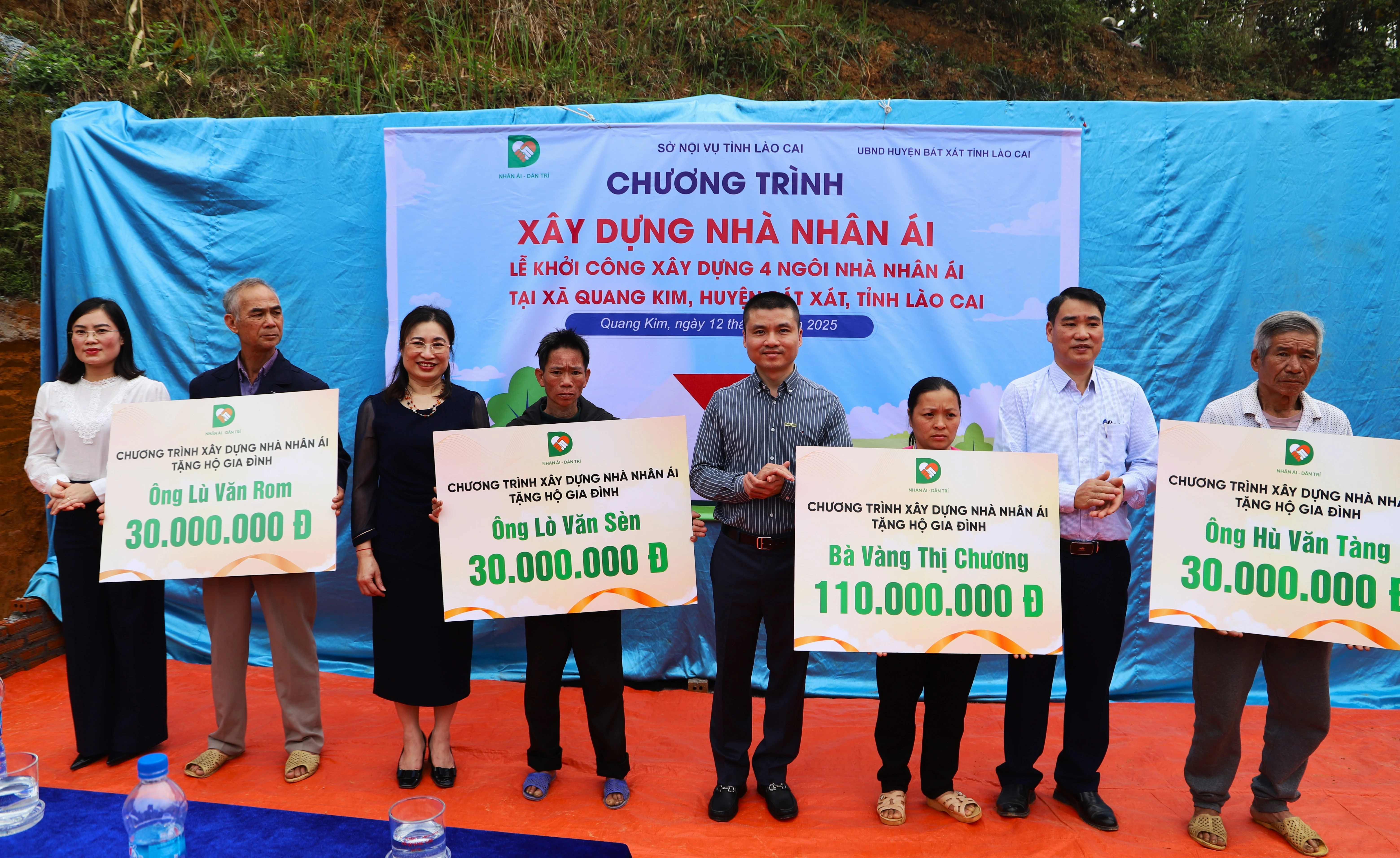 trao-bien-tuong-trung-toi-cac-ho-dan-duoc-ho-tro-xay-nha-nhan-ai.jpg