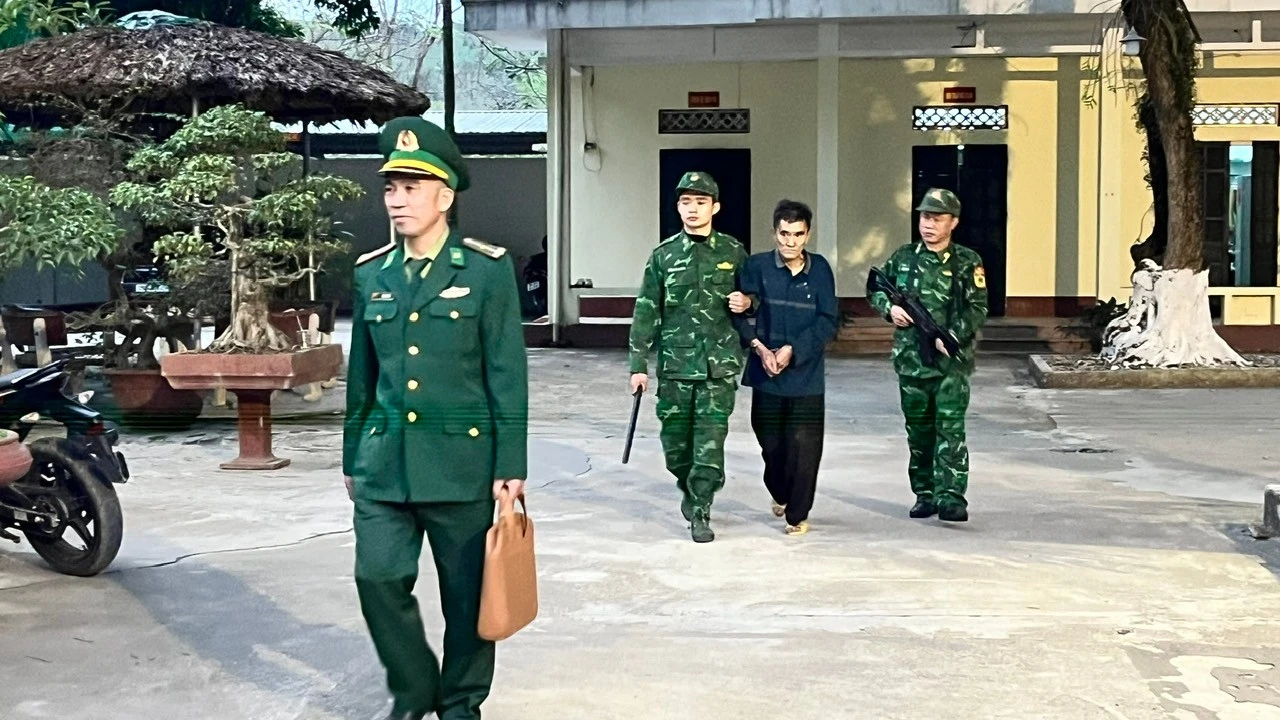 can-bo-chien-si-don-bien-phong-trinh-tuong-ap-giai-doi-tuong-mua-ban-trai-phep-chat-ma-tuy.jpg