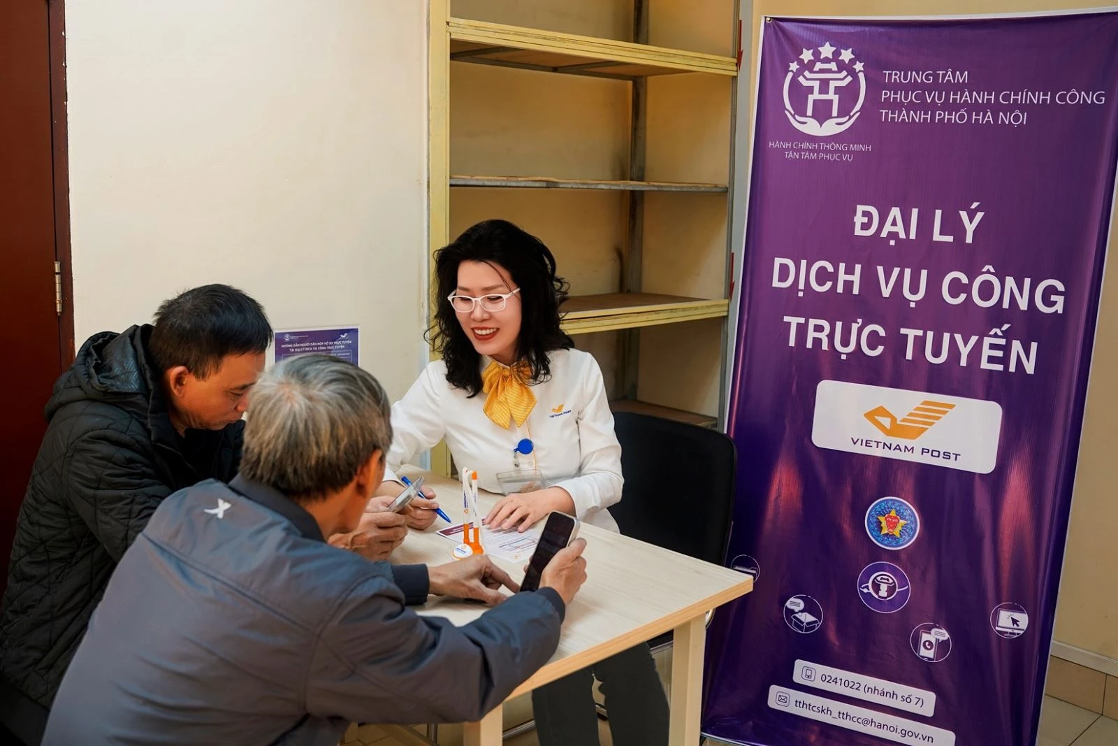 Hướng dẫn người dân làm thủ tục hành chính công tại Hà Nội.