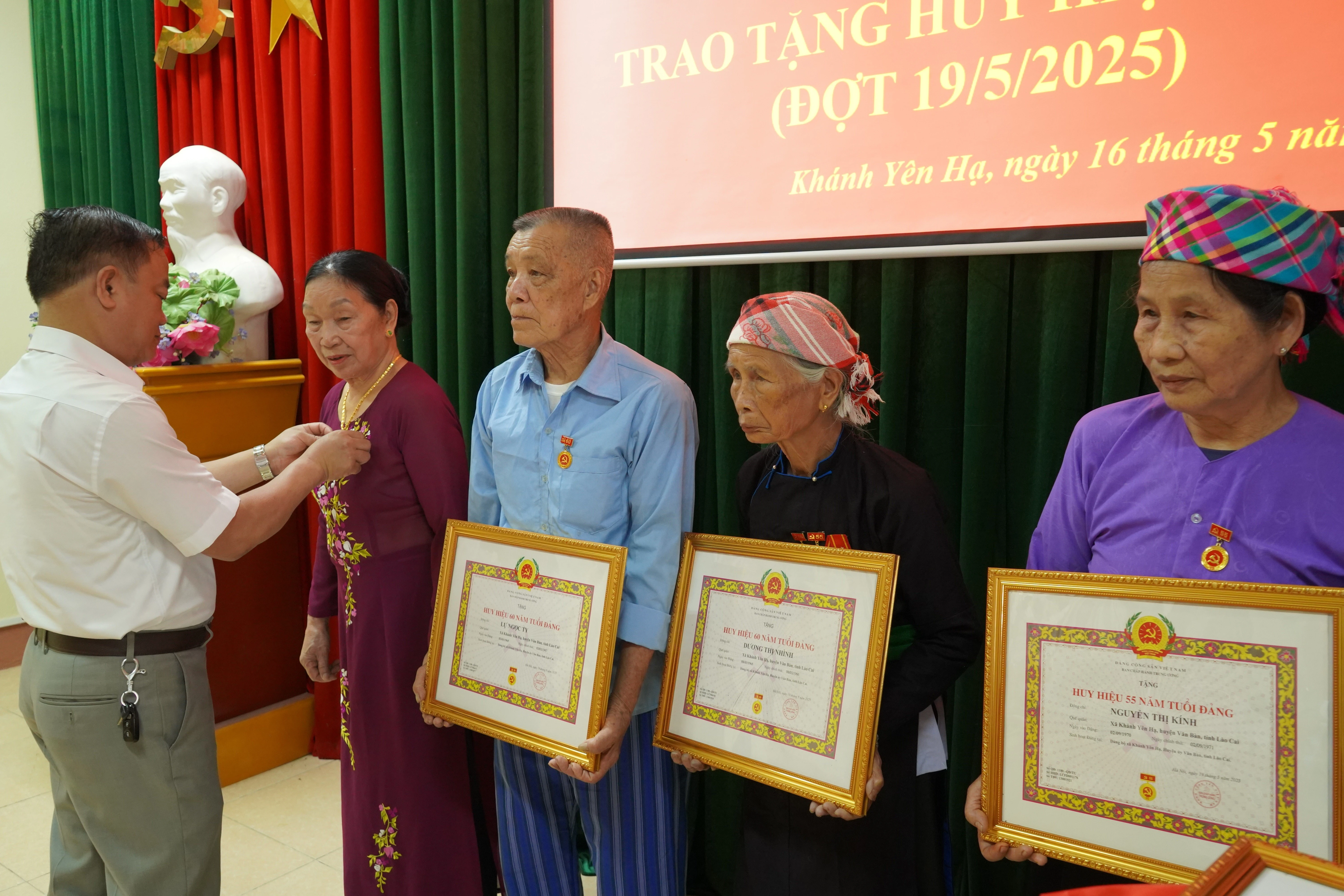 trao-huy-hieu-tai-xa-khanh-yen-ha.jpg