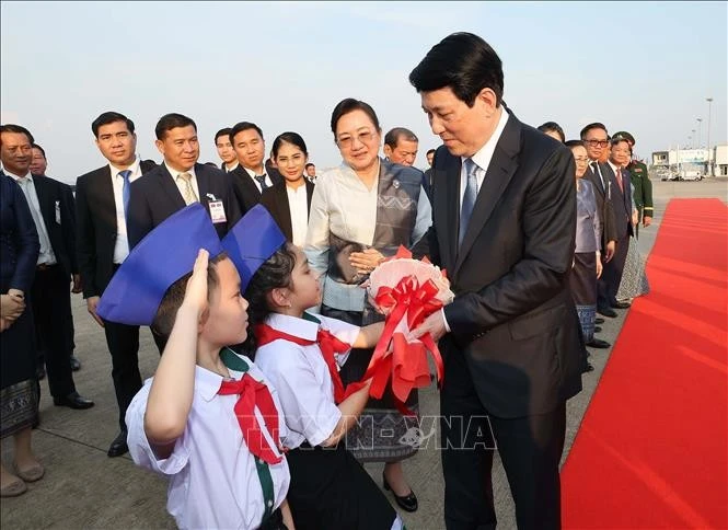 Chủ tịch nước Lương Cường tại sân bay quốc tế Wattay, thủ đô Vientiane, Lào. Ảnh: Lâm Khánh/TTXVN