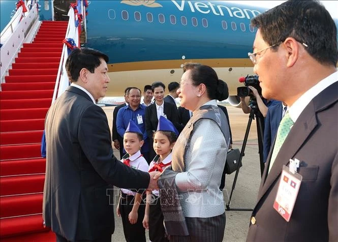Chủ tịch nước Lương Cường tại sân bay quốc tế Wattay, thủ đô Vientiane, Lào.