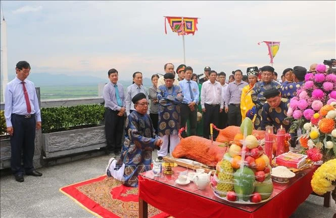 Nghi thức nguyện hương cung thỉnh Thánh mẫu Chúa Xứ núi Sam xuống núi. Ảnh: Công Mạo/TTXVN