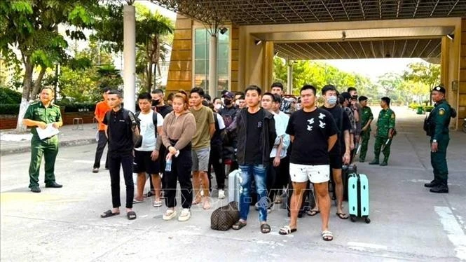 Lực lượng chức năng tiếp nhận, xác minh số người Việt Nam được trao trả tại Cửa khẩu quốc tế Mộc Bài.