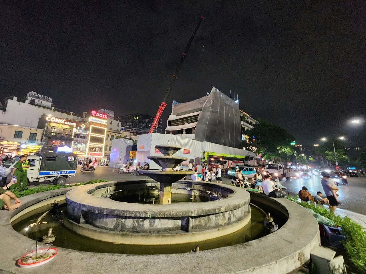 Hà Nội chính thức phá dỡ Tòa nhà "Hàm cá mập". Ảnh: Quang Phong