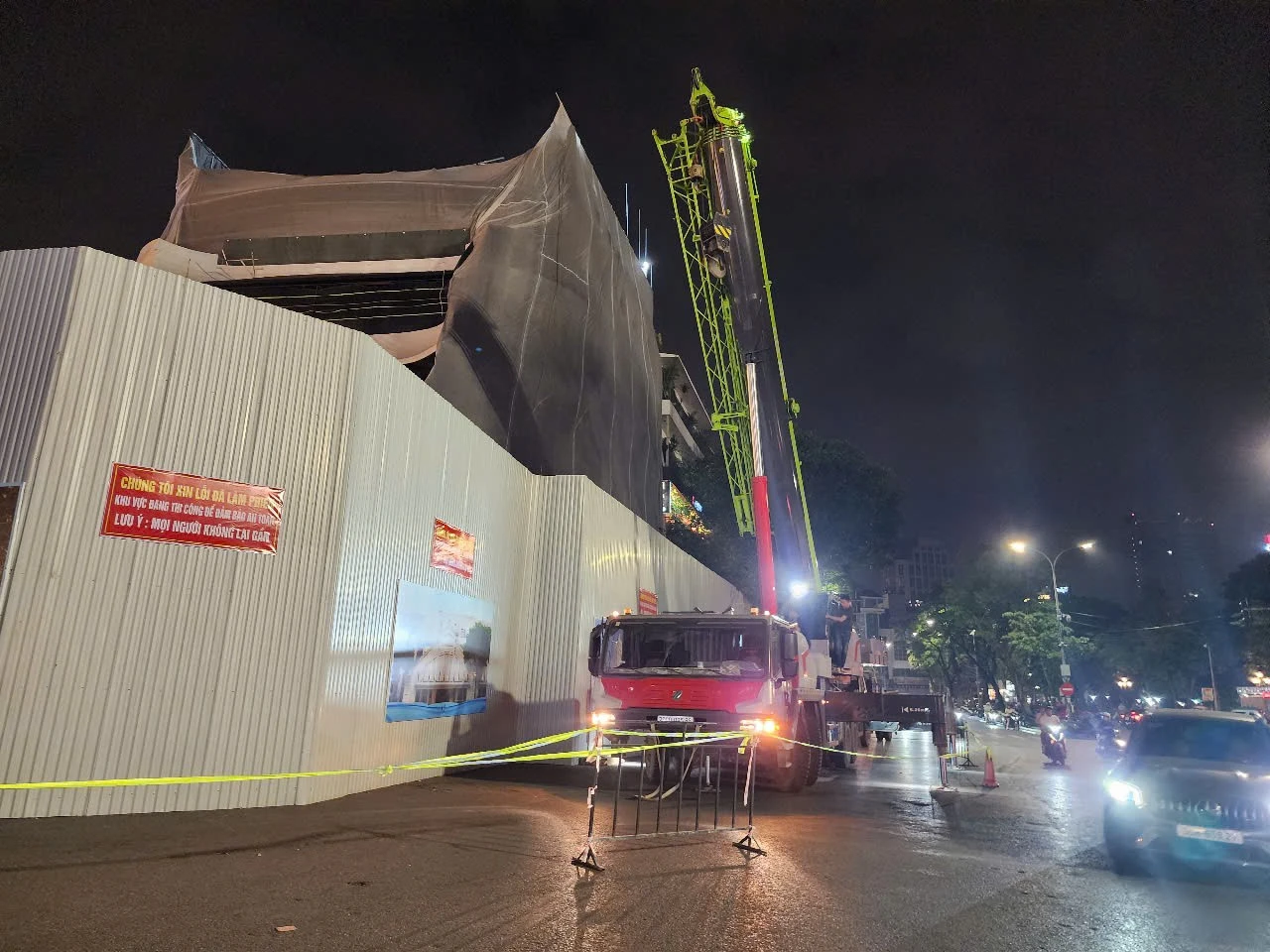 Trang thiết bị được huy động tới hiện trường để phá dỡ tòa nhà.