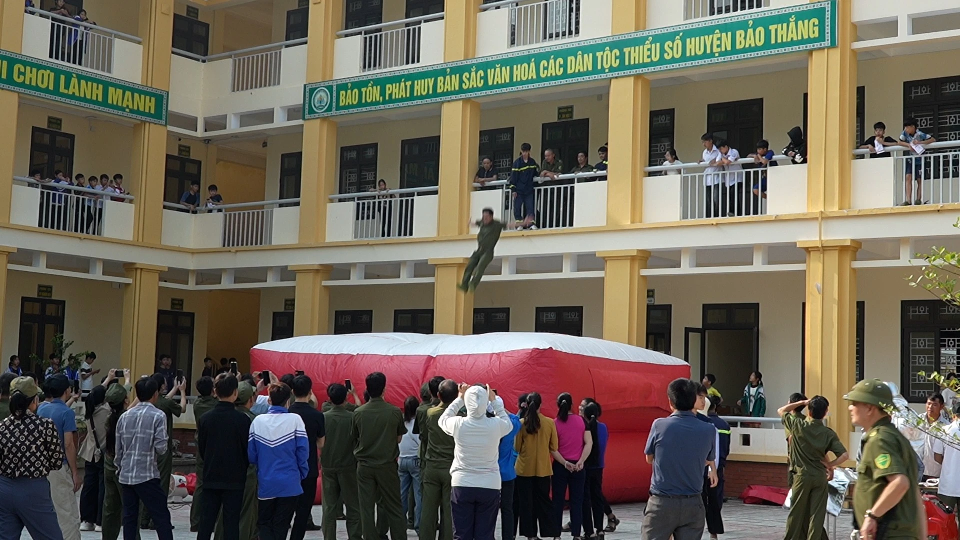 nguoi-dan-trai-nghiem-thoat-nan-bang-dem-hoi-4310.jpg