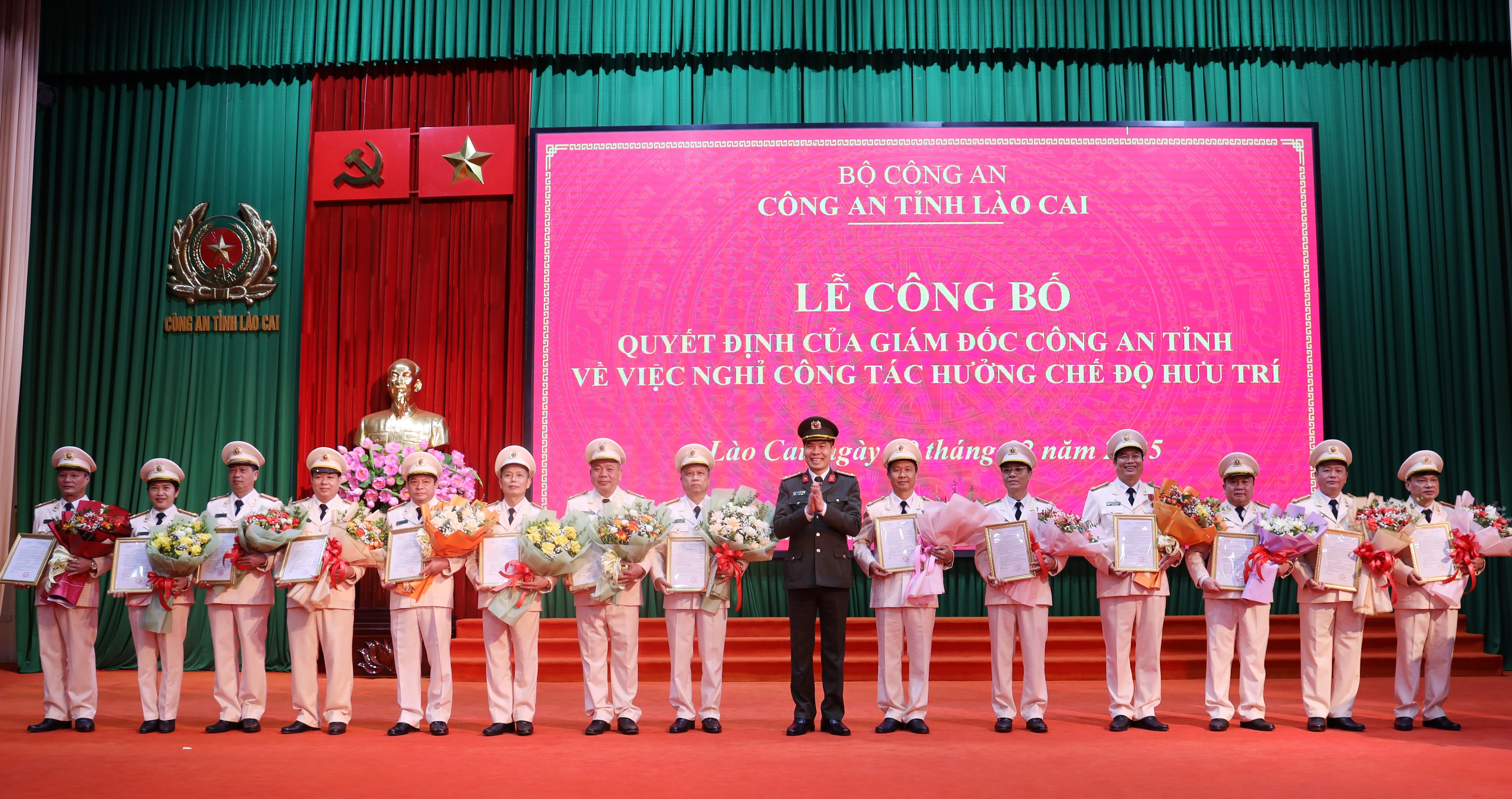 gd-cat-trao-quyet-dinh-nghi-huu-cho-25-dong-chi-1-1.jpg