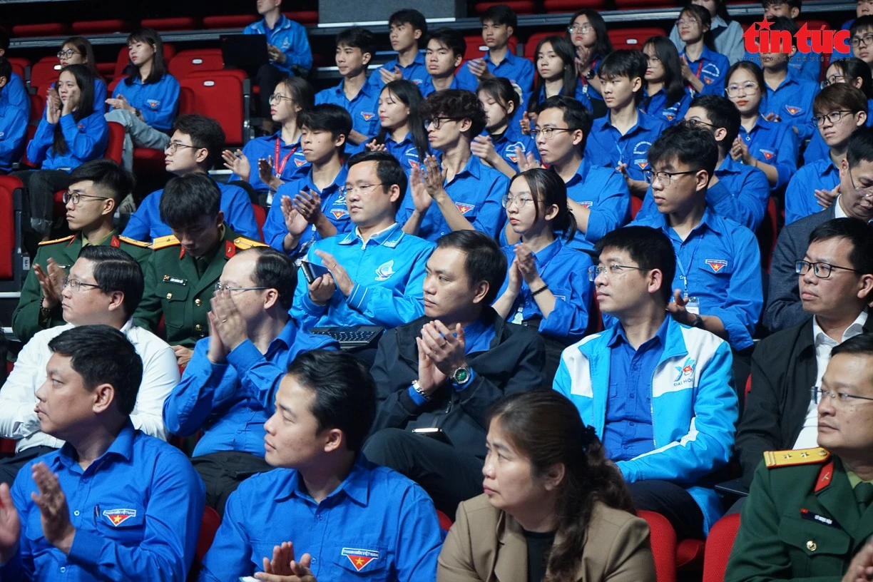 Các đoàn viên, thanh niên tham dự trực tiếp tại diễn đàn.
