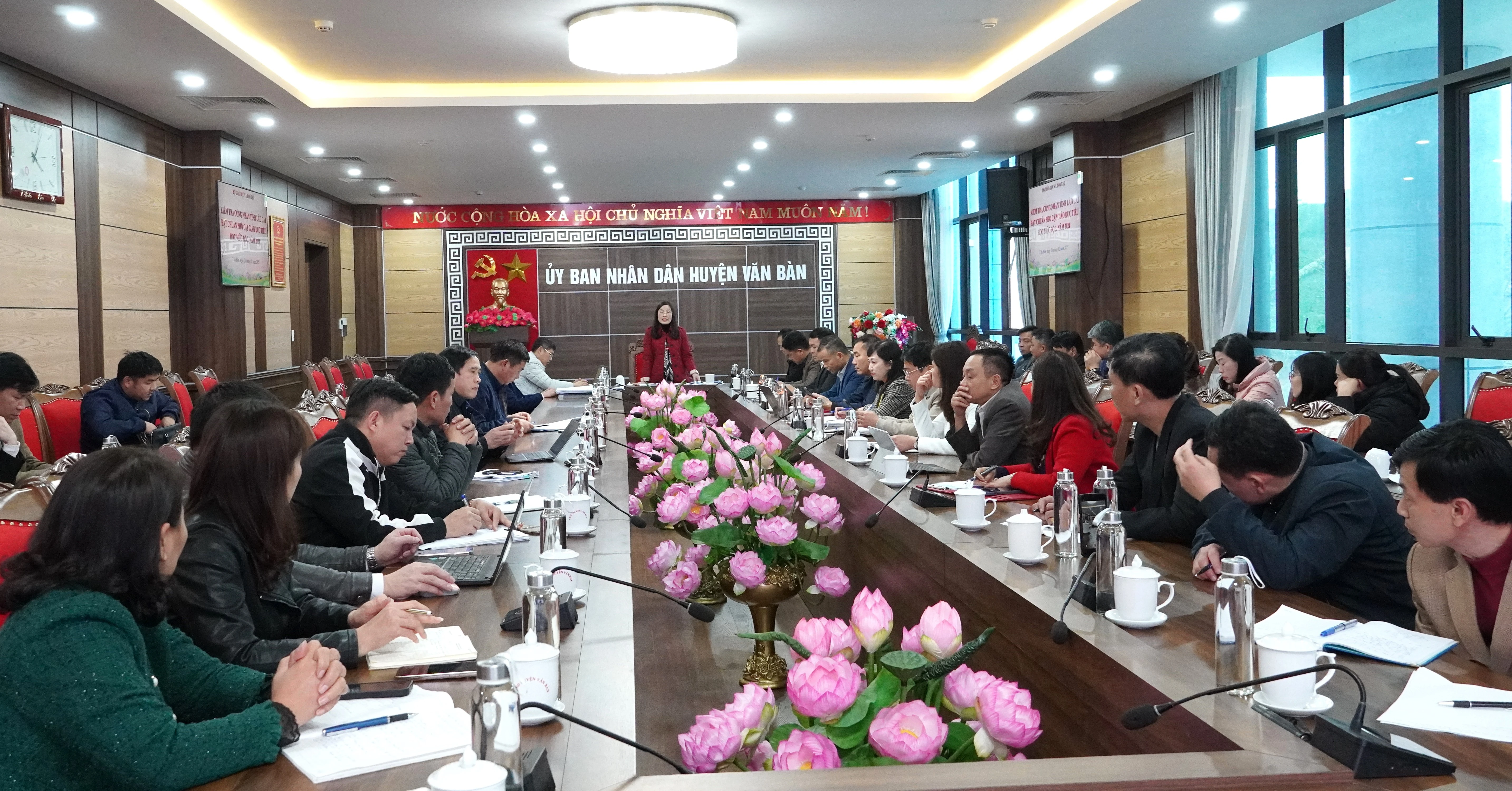 quang-canh-buoi-lam-viec.jpg