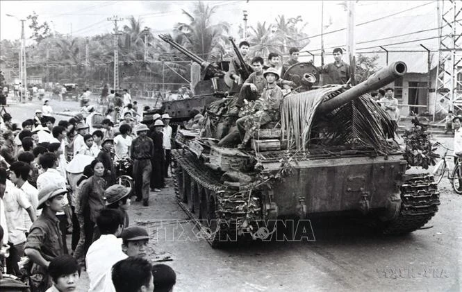 Xe tăng quân giải phóng tiến vào Nha Trang (Khánh Hòa), ngày 2/4/1975. Ảnh: Tư liệu TTXVN