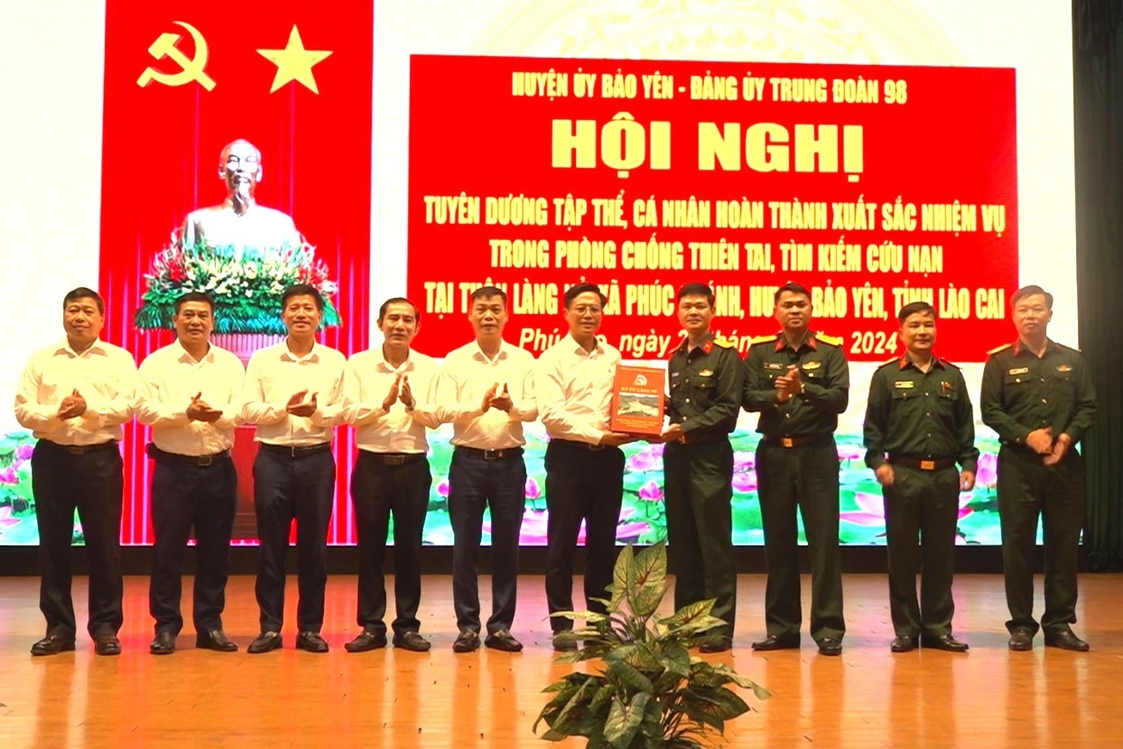 trung-doan-98-su-doan-316-tang-doan-cong-tac-huyen-bao-yen-cuon-sach-anh-ky-uc-lang-nu-do-don-vi-bien-soan.jpg