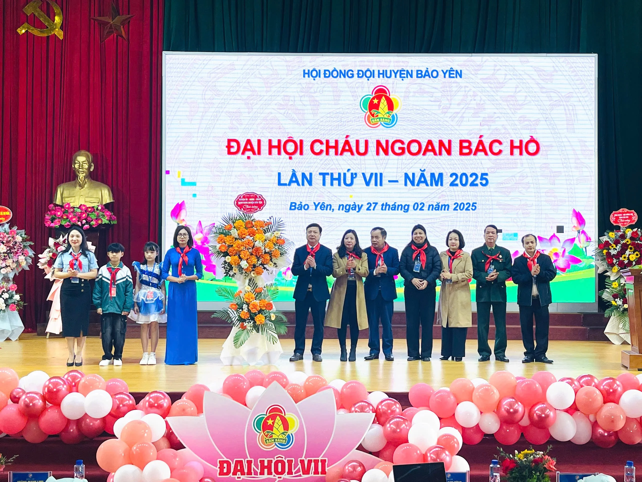 doan-dai-bieu-huyen-bao-yen-tang-hoa-chuc-mung-dai-hoi.jpg