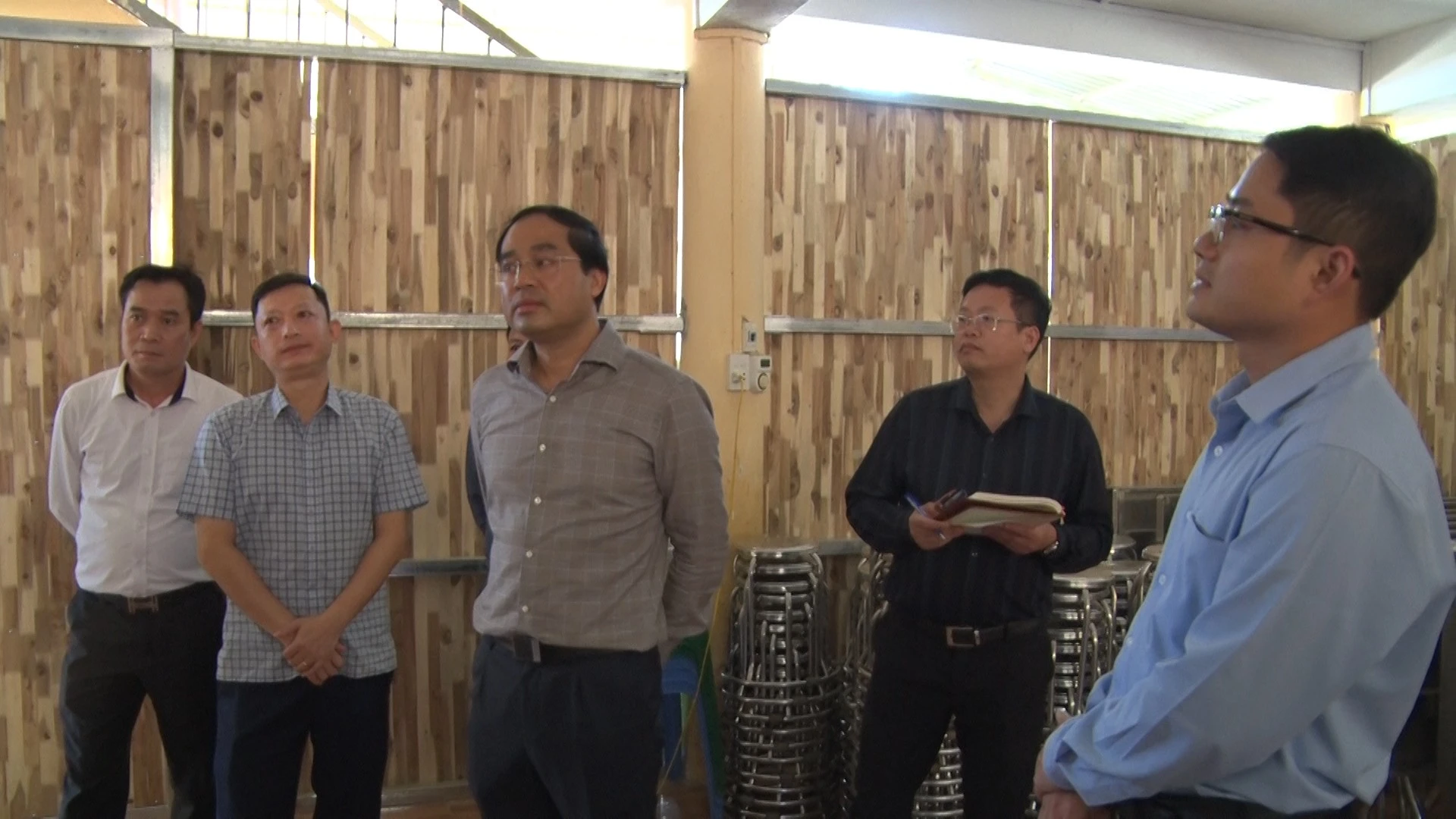 dc-chu-tich-ubnd-tinh-trinh-xuan-truong-nghe-kiem-tra-nha-ban-tru-tieu-hoc-so-2-nam-xay-copy.jpg