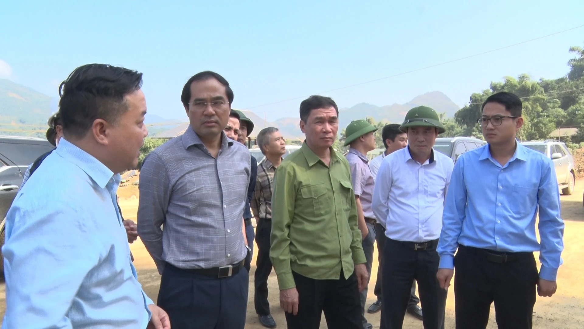 dc-chu-tich-ubnd-tinh-trinh-xuan-truong-nghe-kiem-tra-diem-sat-km31400-doan-tranh-qua-xa-duong-quy-van-ban-1-copy.jpg