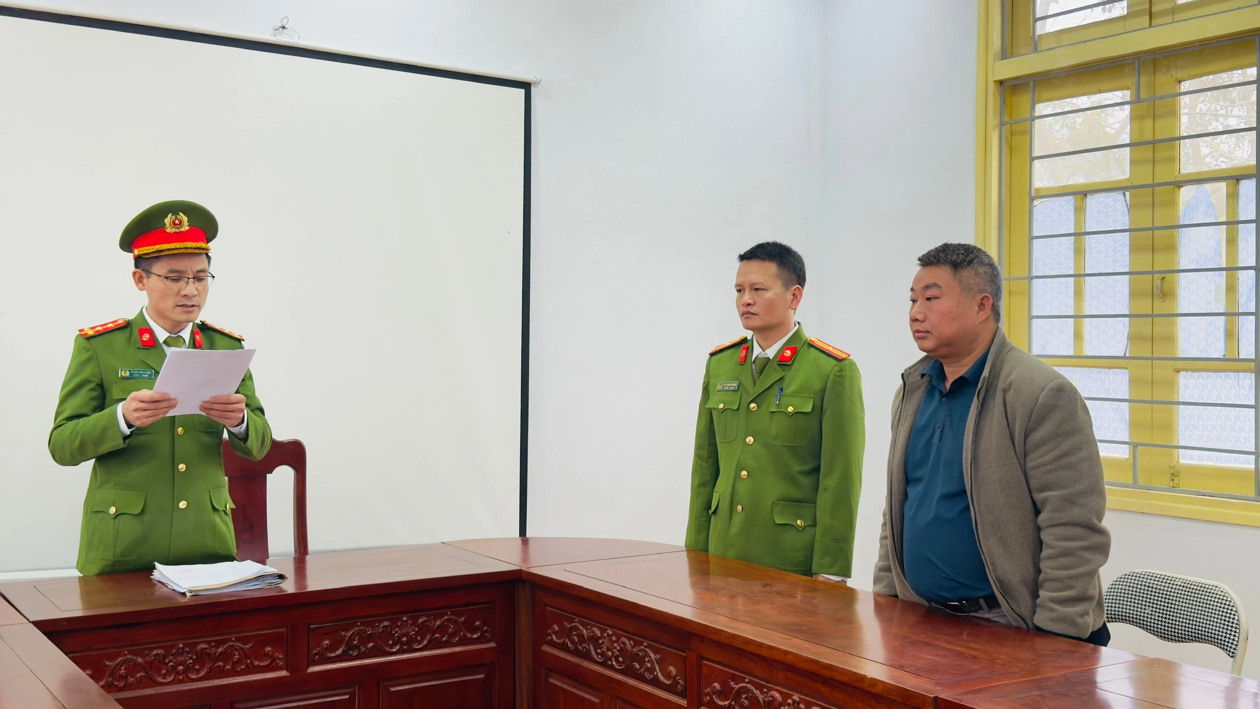 anh-4-thi-hanh-quyet-dinh-khoi-to-bi-can-thuc-hien-lenh-bat-bi-can-sam-phuong-long-2.jpg