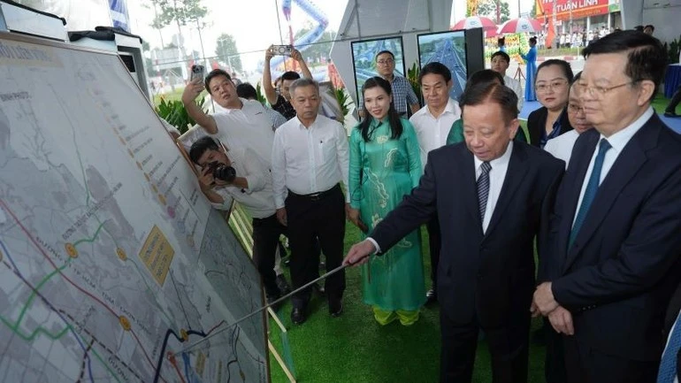 Phó Thủ tướng Chính phủ Mai Văn Chính nghe giới thiệu đường Vành đai 4 Thành phố Hồ Chí Minh đoạn qua tỉnh Bình Dương.