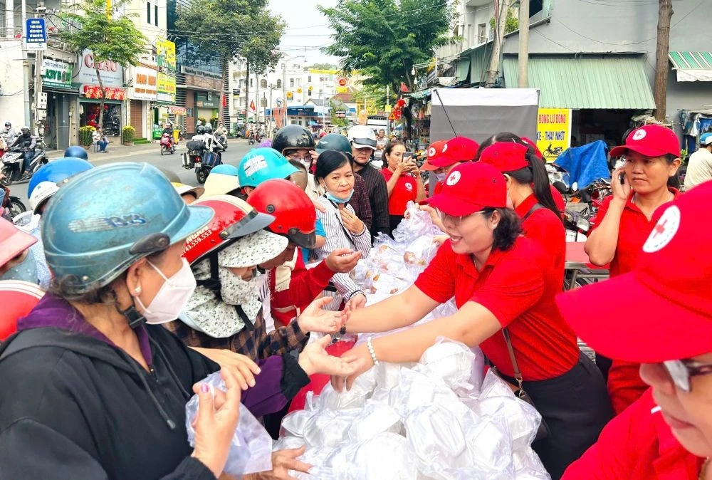 Cán bộ, hội viên CTĐ trên địa bàn thành phố đã tham gia hoạt động thiện nguyện trong mùa lễ hội năm nay