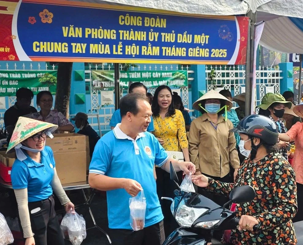 Các đồng chí lãnh đạo TP.Thủ Dầu Một cùng tham gia phát đồ ăn, nước uống miễn phí cho du khách tham gia lễ hội năm nay