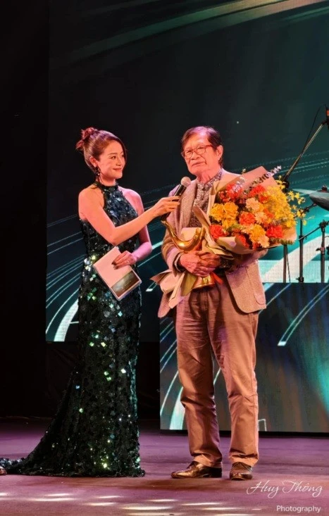 Nhạc sĩ Dương Thụ chia sẻ khi nhận Kỷ niệm chương.