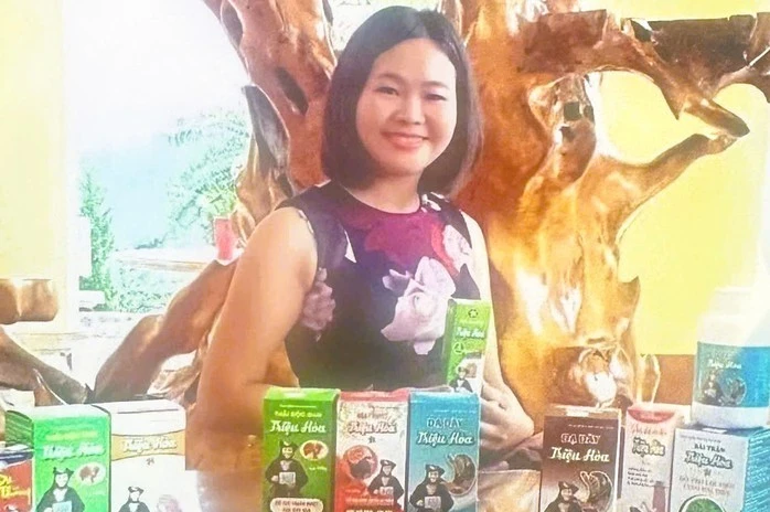 Hoàng Thị Ngọc và các sản phẩm thực phẩm chức năng giả có liên quan tới vụ án. Ảnh: Công an Thanh Hóa